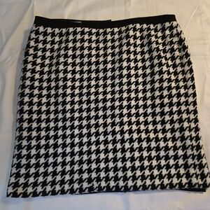 Isaac Mizrahi Black and White Houndstooth Pencil Skirt